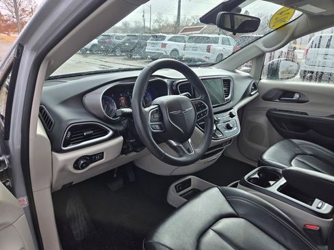 Used 2024 Chrysler Pacifica Touring-L image 2