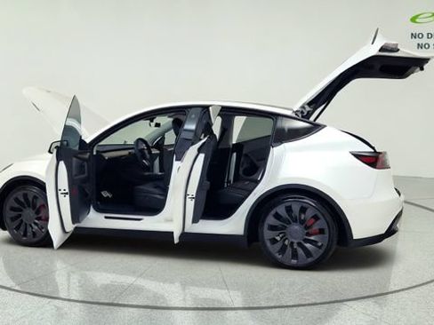 Used 2023 Tesla Model Y Performance AWD/4WD image 15