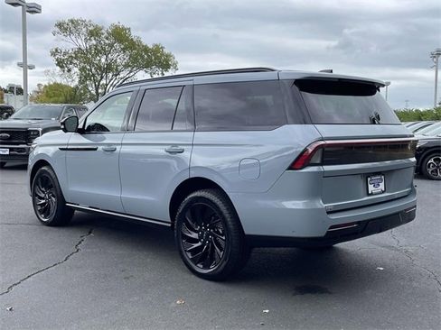 Used 2025 Lincoln Navigator Reserve w/ Jet Appearance Package image 4