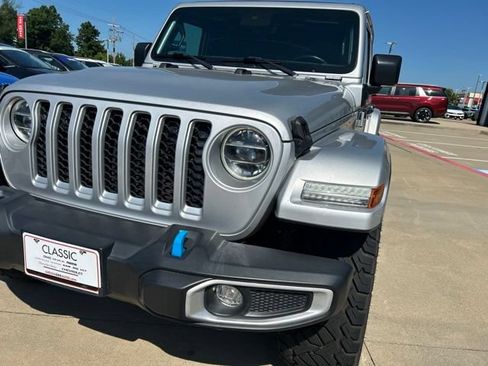 Used 2022 Jeep Wrangler Unlimited Sahara w/ Cold Weather Group AWD/4WD image 3