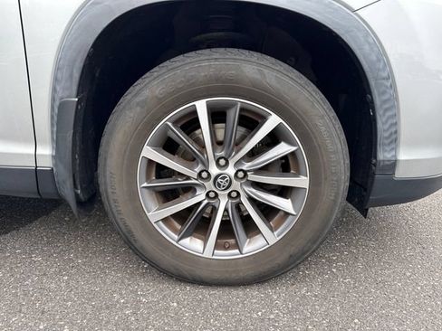 Used 2019 Toyota Highlander XLE AWD/4WD image 11