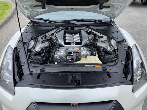 Used 2010 Nissan GT-R Premium image 29