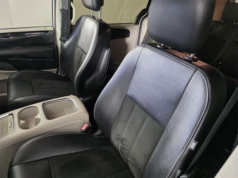 Used 2019 Dodge Grand Caravan SXT image 12