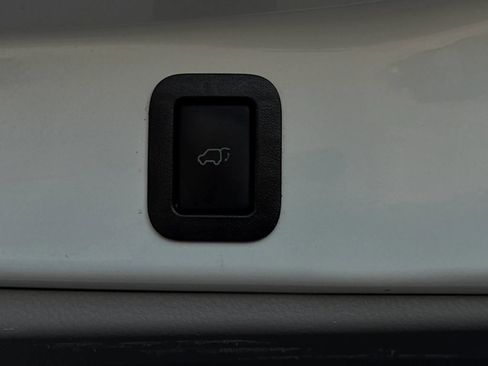 Used 2019 Toyota Highlander Limited FWD image 33