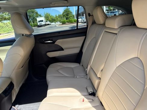 Used 2021 Toyota Highlander XLE FWD image 10
