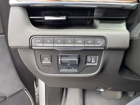 Certified 2024 Cadillac Escalade Premium Luxury w/ Performance Package AWD/4WD image 20