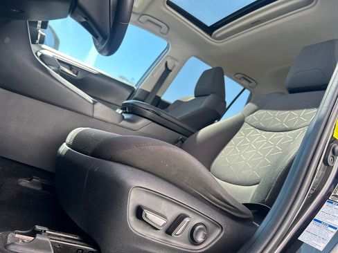 Used 2020 Toyota RAV4 XLE w/ Convenience Package image 9