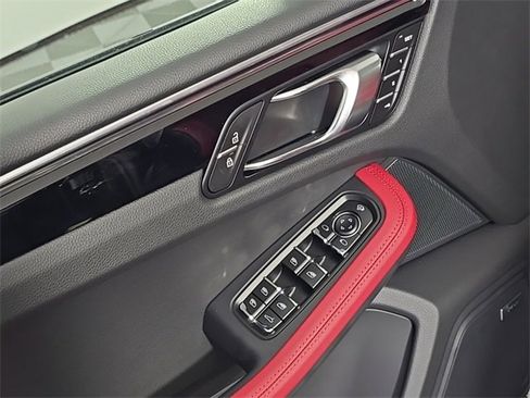 Certified 2025 Porsche Macan image 16
