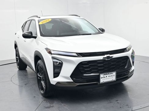 Used 2024 Chevrolet Trax ACTIV w/ Sunroof Package FWD image 2