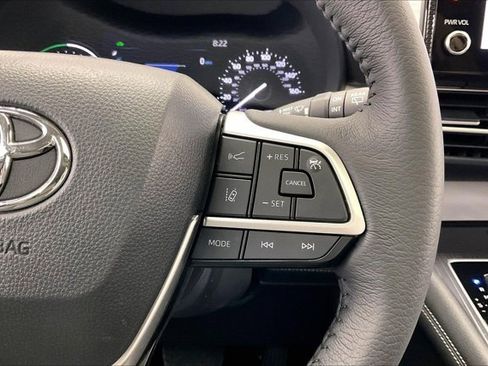 Used 2025 Toyota Sienna XLE image 22