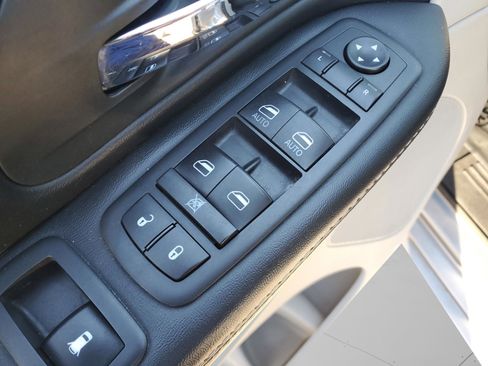 Used 2020 Dodge Grand Caravan SXT image 28