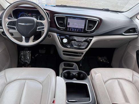 Used 2019 Chrysler Pacifica Limited FWD image 3