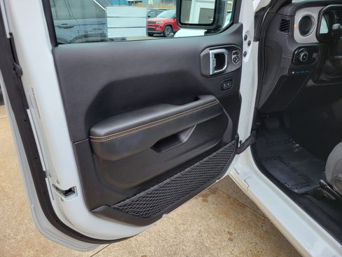 Used 2025 Jeep Wrangler Unlimited Sahara w/ Safety Group AWD/4WD image 6