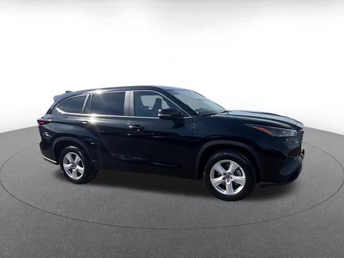 Used 2025 Toyota Highlander LE FWD image 2