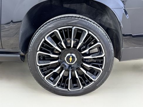 Used 2025 Chevrolet Suburban High Country AWD/4WD image 36