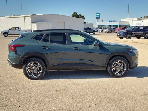 Used 2025 Chevrolet Trax LT FWD image 9