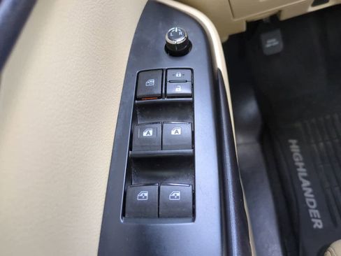 Used 2016 Toyota Highlander XLE image 25