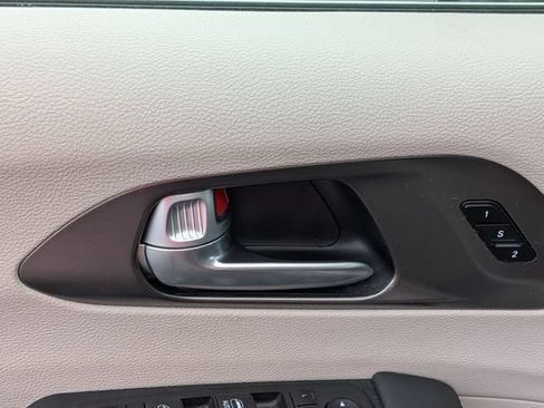 Used 2024 Chrysler Pacifica Touring-L FWD image 13