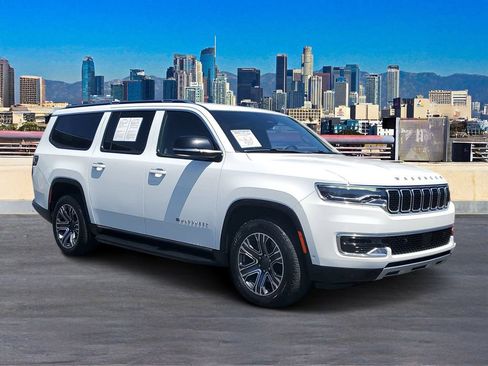 Used 2024 Jeep Wagoneer L Series II w/ Flexible Seating Group RWD image 3