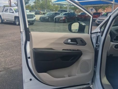 Used 2024 Chrysler Pacifica Touring-L FWD image 10