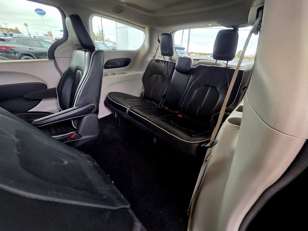 Used 2023 Chrysler Pacifica Limited FWD image 71