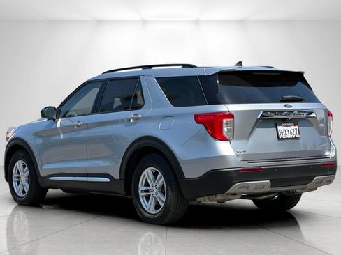 Used 2023 Ford Explorer XLT w/ Equipment Group 202A RWD image 5