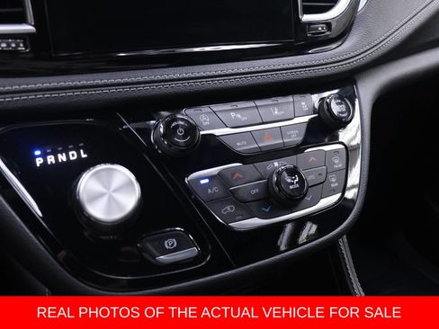 Used 2025 Chrysler Pacifica Limited FWD image 6