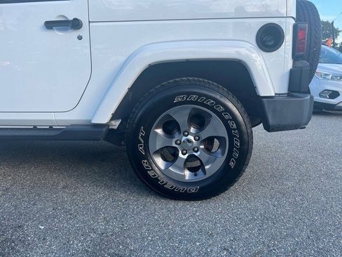 Used 2018 Jeep Wrangler Sahara w/ Connectivity Group AWD/4WD image 28