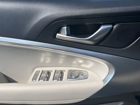 Used 2025 Genesis G70 2.5T image 26