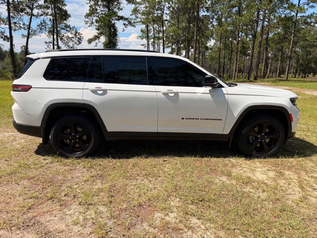 Used 2023 Jeep Grand Cherokee L Limited w/ Black Appearance Package RWD image 6