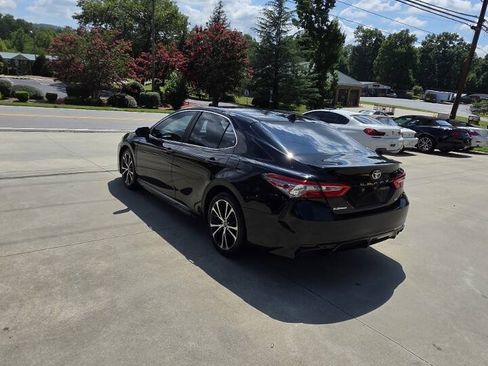 Used 2019 Toyota Camry SE w/ Convenience Package FWD image 4