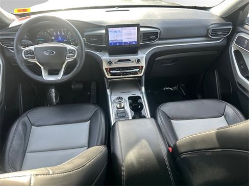 Used 2022 Ford Explorer XLT w/ XLT Sport Appearance Package image 10
