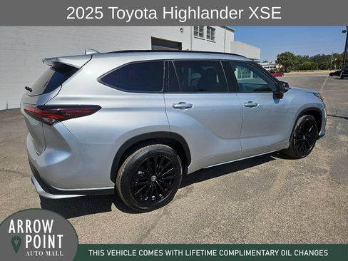 Used 2025 Toyota Highlander XSE AWD/4WD image 12