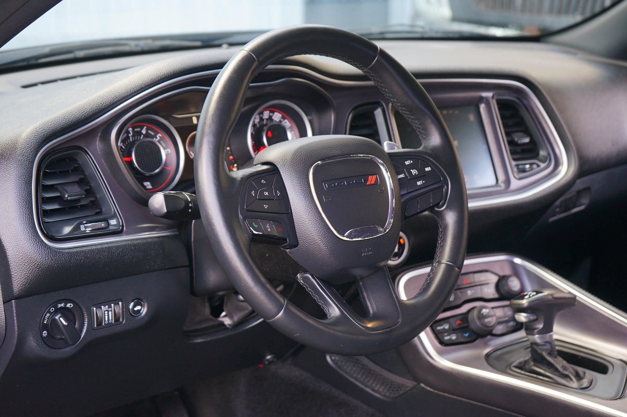 Used 2015 Dodge Challenger SXT w/ Driver Convenience Group RWD image 14