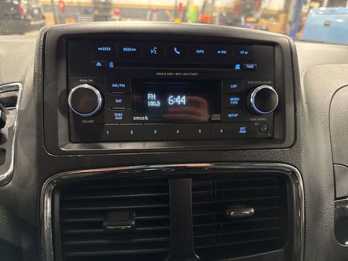 Used 2017 Dodge Grand Caravan SE image 19