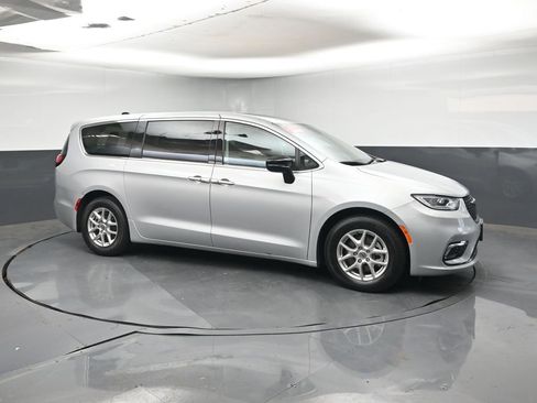 Used 2024 Chrysler Pacifica Touring-L image 3