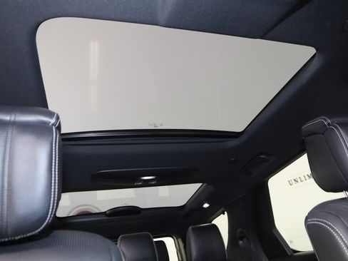 Used 2023 Land Rover Discovery Metropolitan Edition image 11