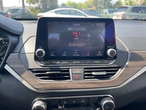 Used 2025 Nissan Altima 2.5 SV FWD image 19