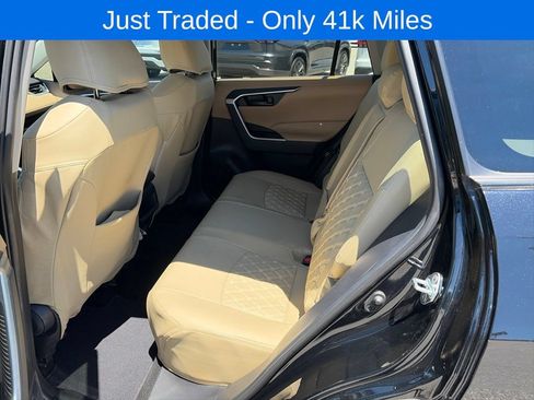 Used 2019 Toyota RAV4 LE FWD image 8
