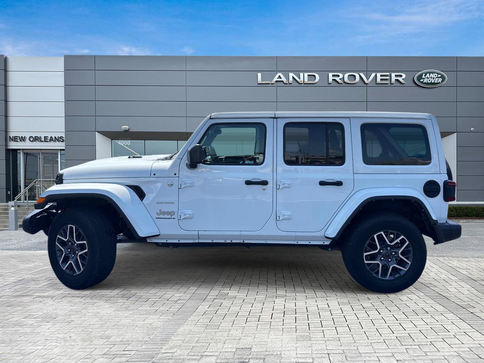 Used 2024 Jeep Wrangler Unlimited Sahara w/ Safety Group AWD/4WD image 2