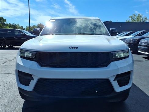 New 2025 Jeep Grand Cherokee Altitude image 8