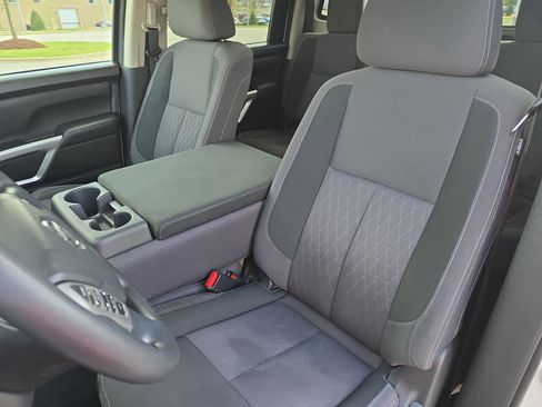 Used 2022 Nissan Titan SV image 14
