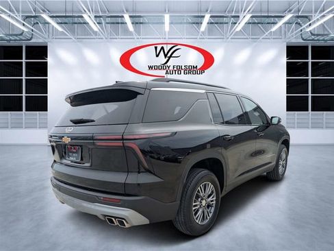 Used 2025 Chevrolet Traverse LT FWD image 3