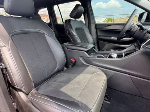 Used 2025 Jeep Grand Cherokee Altitude AWD/4WD image 13