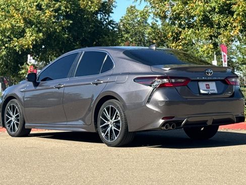 Used 2021 Toyota Camry SE w/ Cold Weather Package FWD image 6