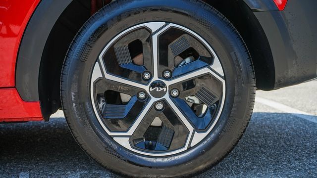 Certified 2025 Kia Niro EX FWD image 12