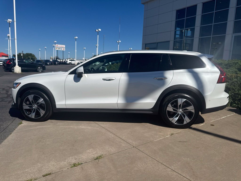 Used 2024 Volvo V60 B5 Cross Country Plus w/ Protection Package Premier AWD/4WD image 8