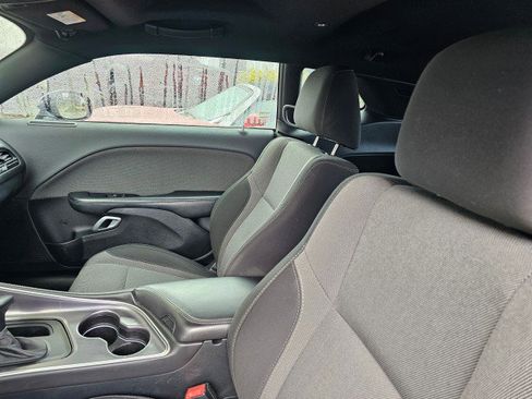 Used 2015 Dodge Challenger SXT image 17
