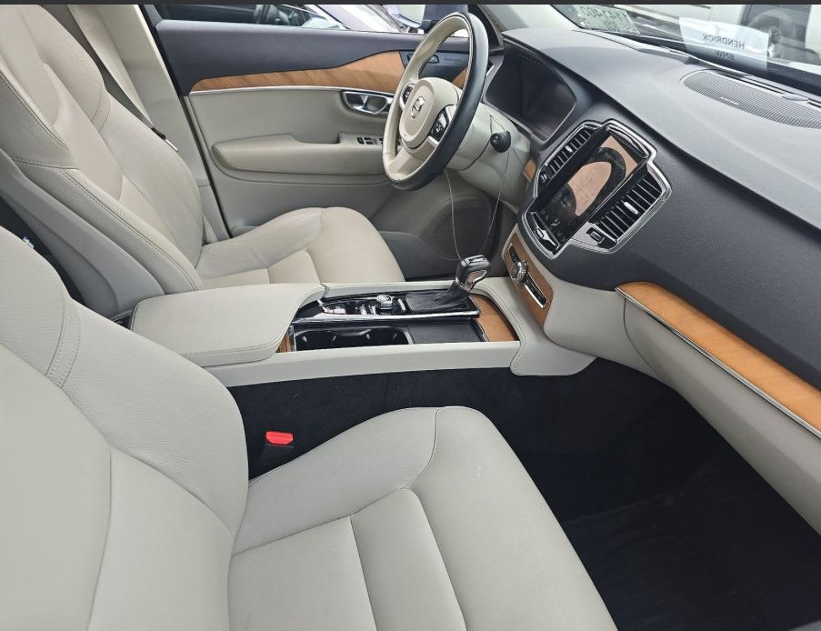 Used 2021 Volvo XC90 T6 Momentum w/ Advanced Package AWD/4WD image 13