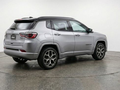 Used 2025 Jeep Compass Limited image 9